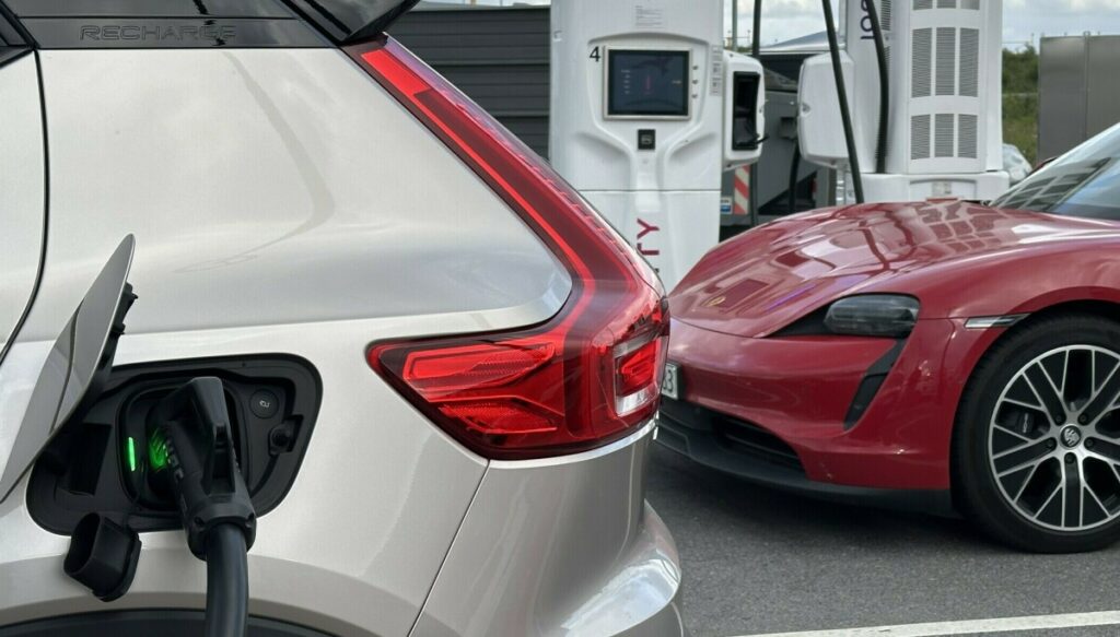 Elektrikli Arabalar Yaz Tatilinde Dominasyonu Hedefliyor: Uzmanlar ve Kullanıcılar