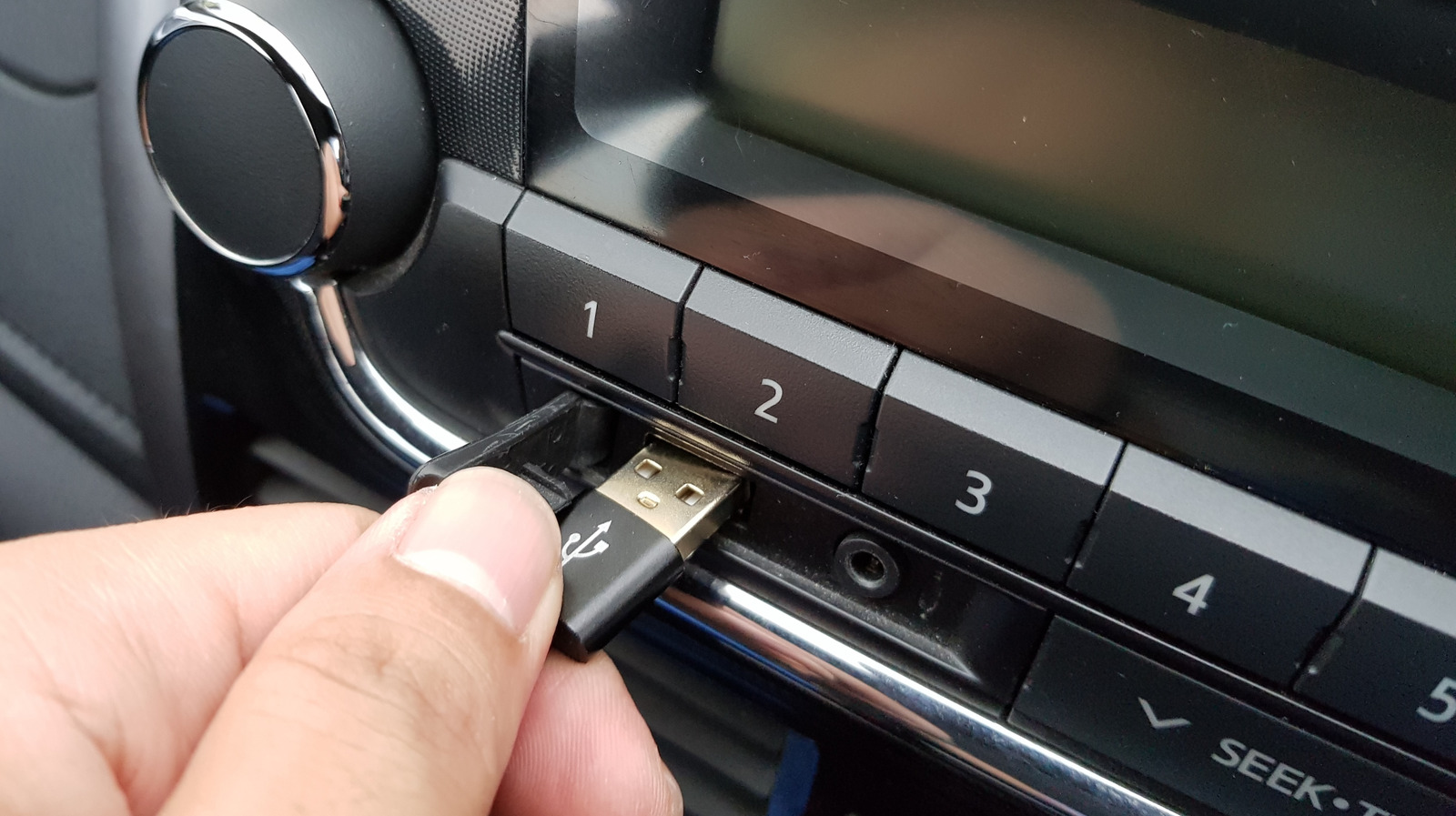 Arabada Müzik Dinleme için USB Flash Sürücülerin Artıları ve Eksileri