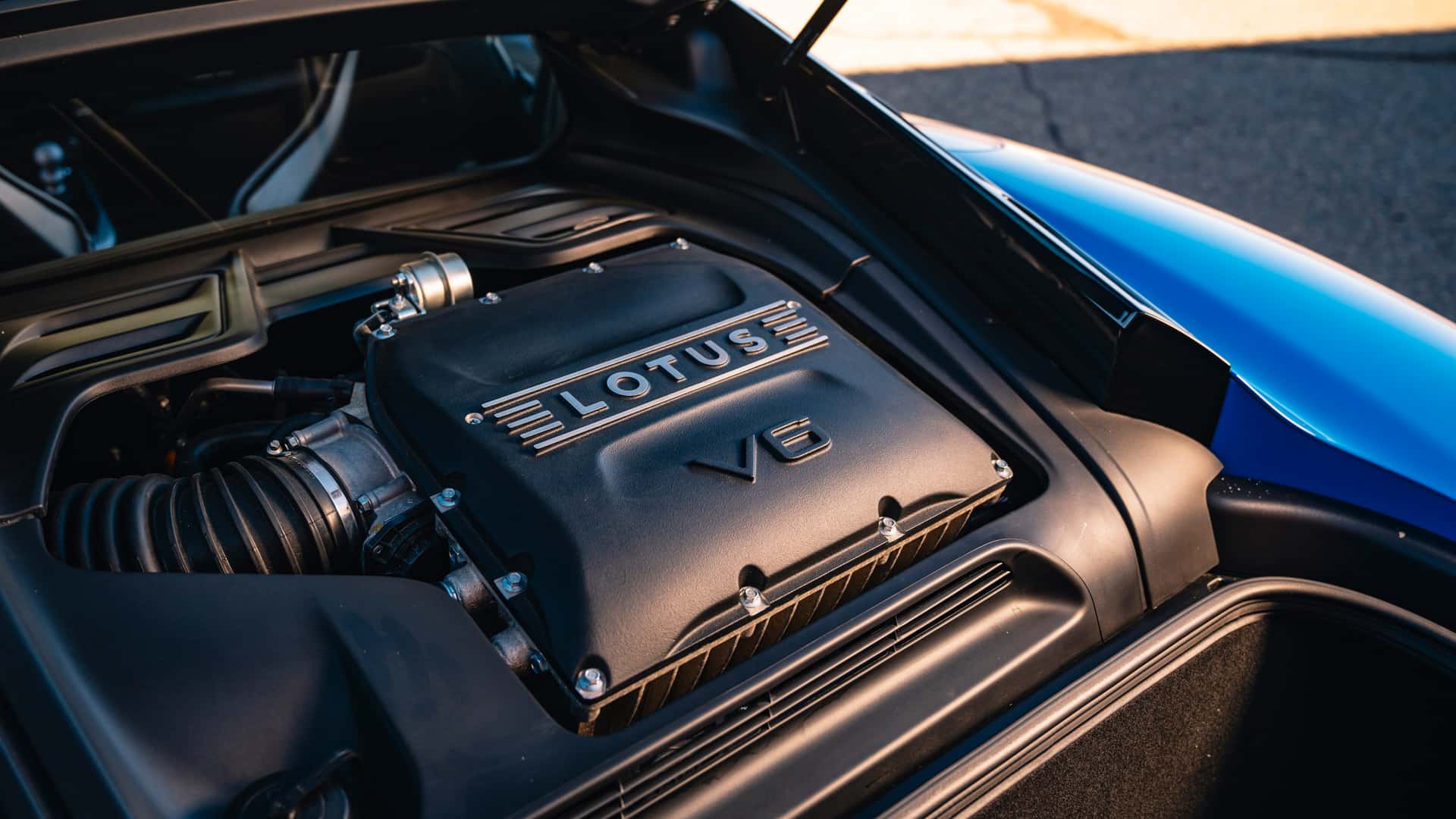 Lotus, yeni model serisinde kullanacaklarını açıkladığını dahil ederek, Renault ve Geely tarafından geliştirdiği V6 ve V8 motorları kullanacaktır. Yeni motorlar, performans artırma ve verimlilik sağlayacağını bekleniyor, ayrıca şirket için maliyetleri azaltmak üzere de yararlanılacaktır.