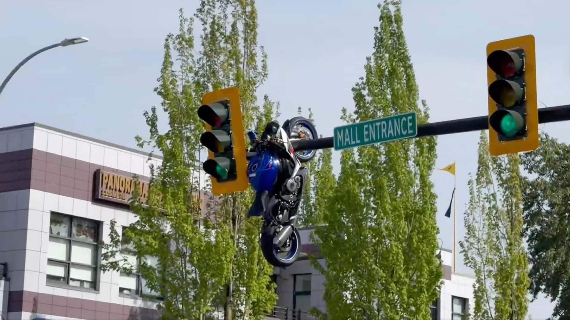 Vancouver’da Trafik Lambası Üzerine Asansörlenen Motosiklet Skandalı