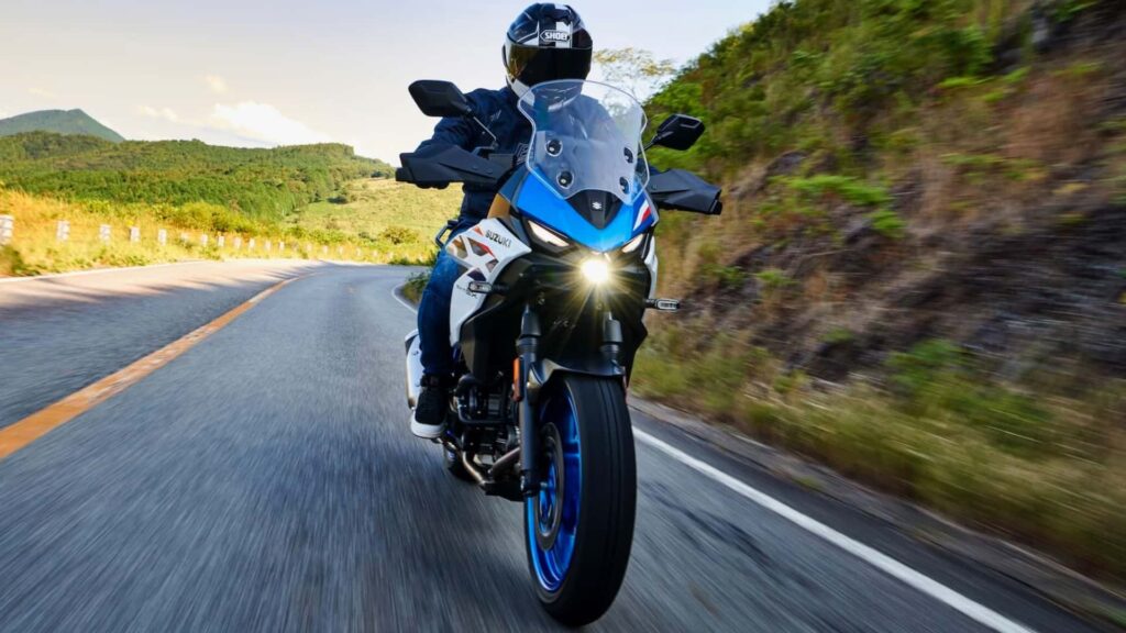 Suzuki SV-7GX’in Fransa’da Lansmanı: Orta Sınıf Sportif Tur Motorları Yeniden Trend Oluyor?
