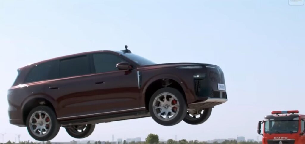 Çinli Üretici, Lüks SUV’yi 66 Fit Yüksekliğe Fırlatıyor: Güvenlik Testi Nasıl Yapılıyor?