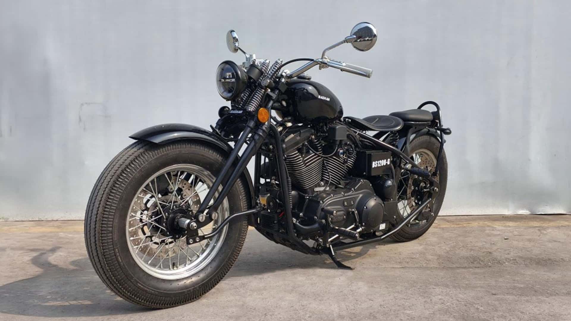 Bu Çinli Kaldırım Sürücü, Eski Sporster Motora Göre Gerilimli Dönüştürülmüştur. Bağlam: RideApart Metin: Bu Çinli Hardtail Cruiser, Eski Sporster Motoru ile donatılmıştır ve gerilimle dönüştürülmüştür. (Wildcard kelimesi ASLA çevirme, aynen wildcard olarak bırakıldı.)