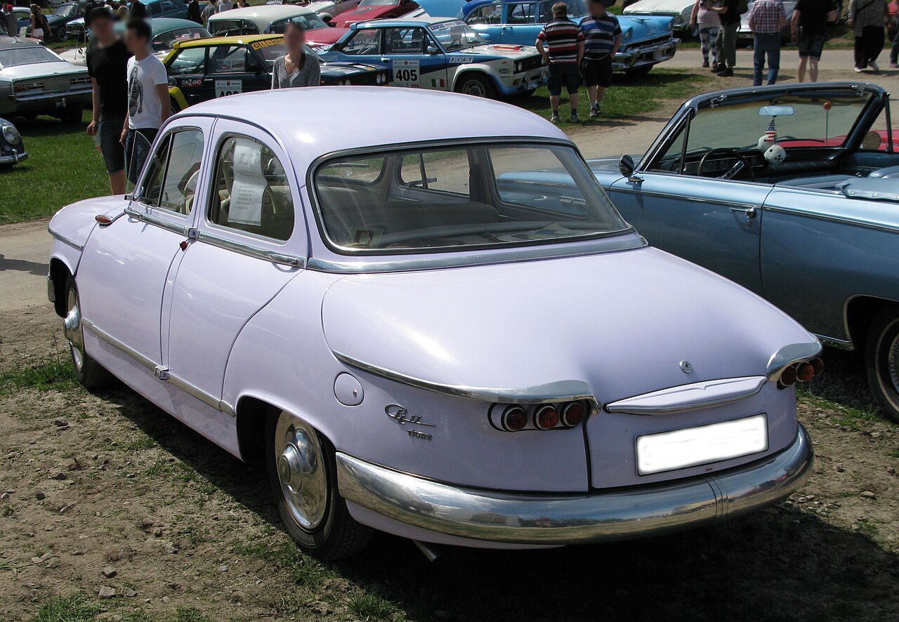 Açıklama: 1960 Panhard 17 arka görünümü