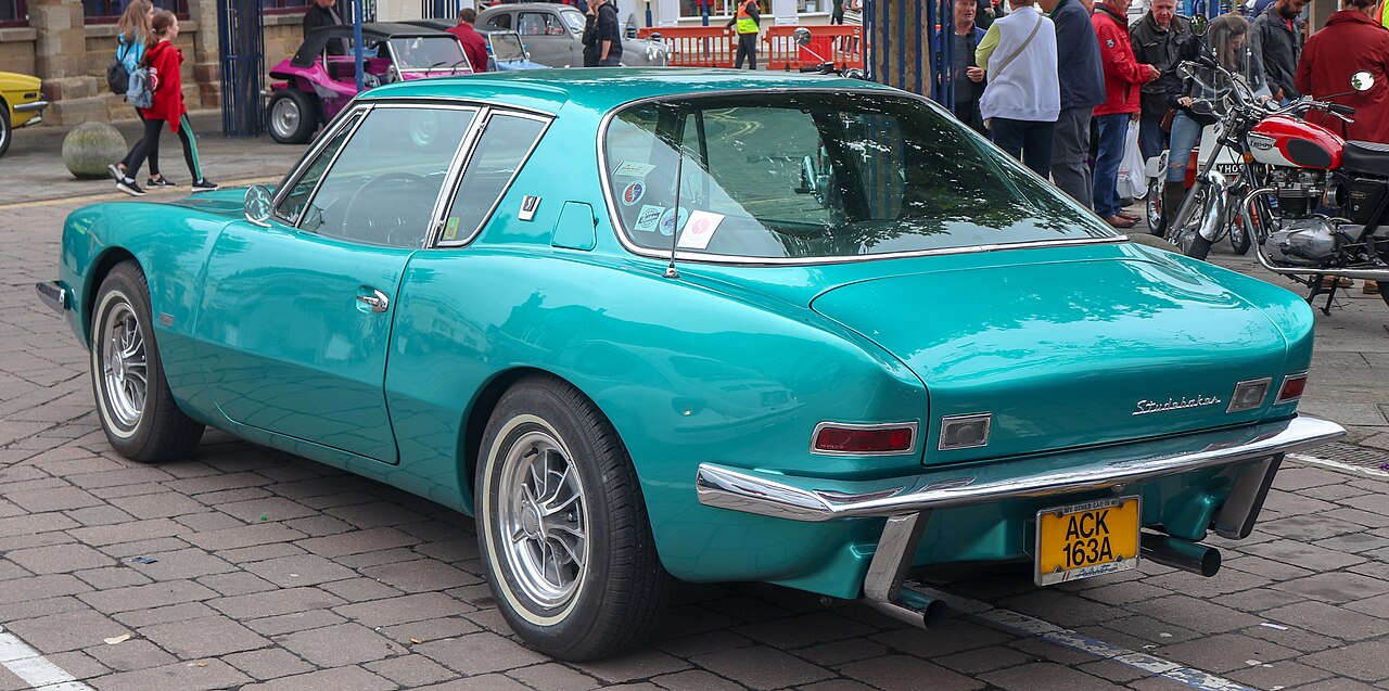 Açıklama: Rear view of an Avanti
