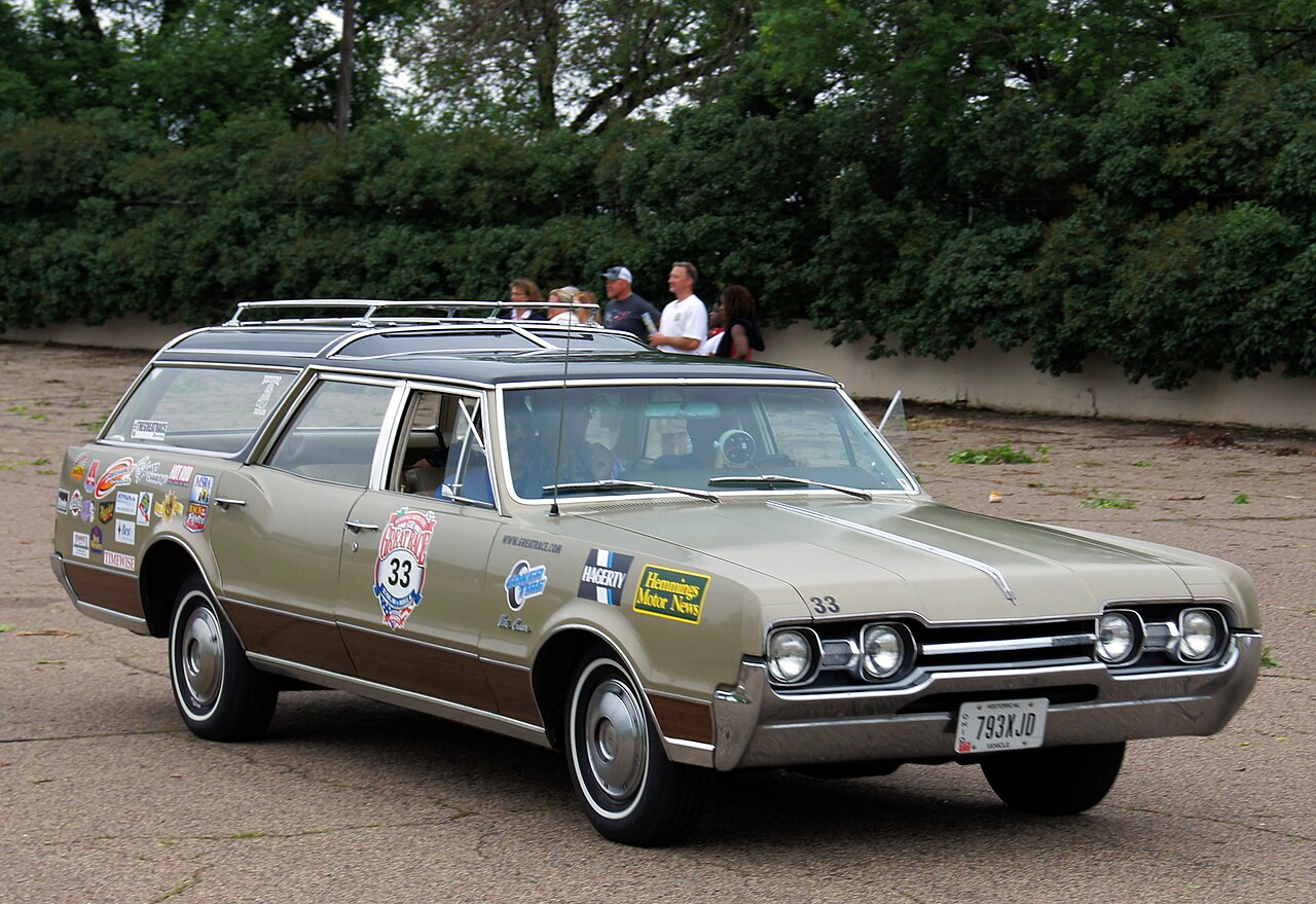 Oldsmobile Vista Cruiser 1964–1977