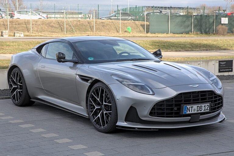 Aston Martin DB12 2023–günümüz