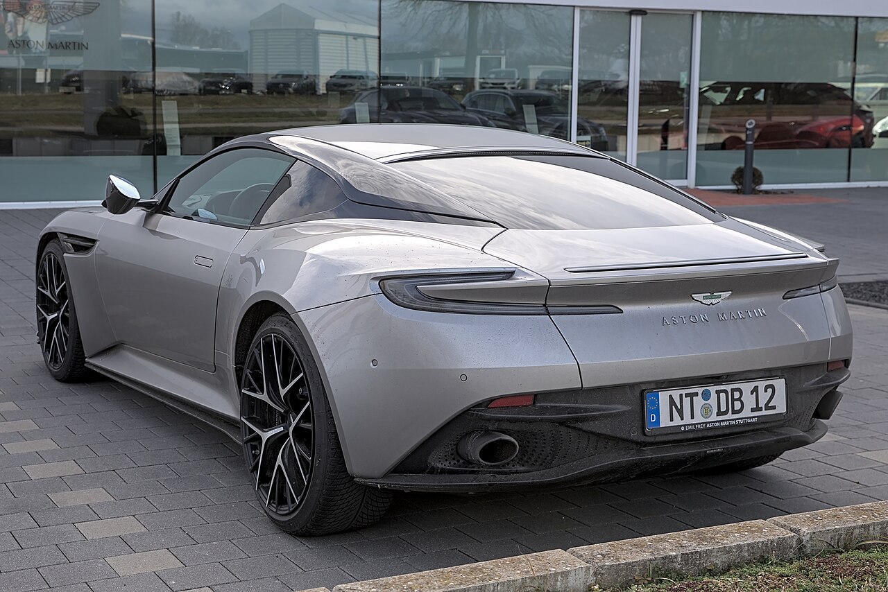 Aston Martin DB12 (arka görünüm)
