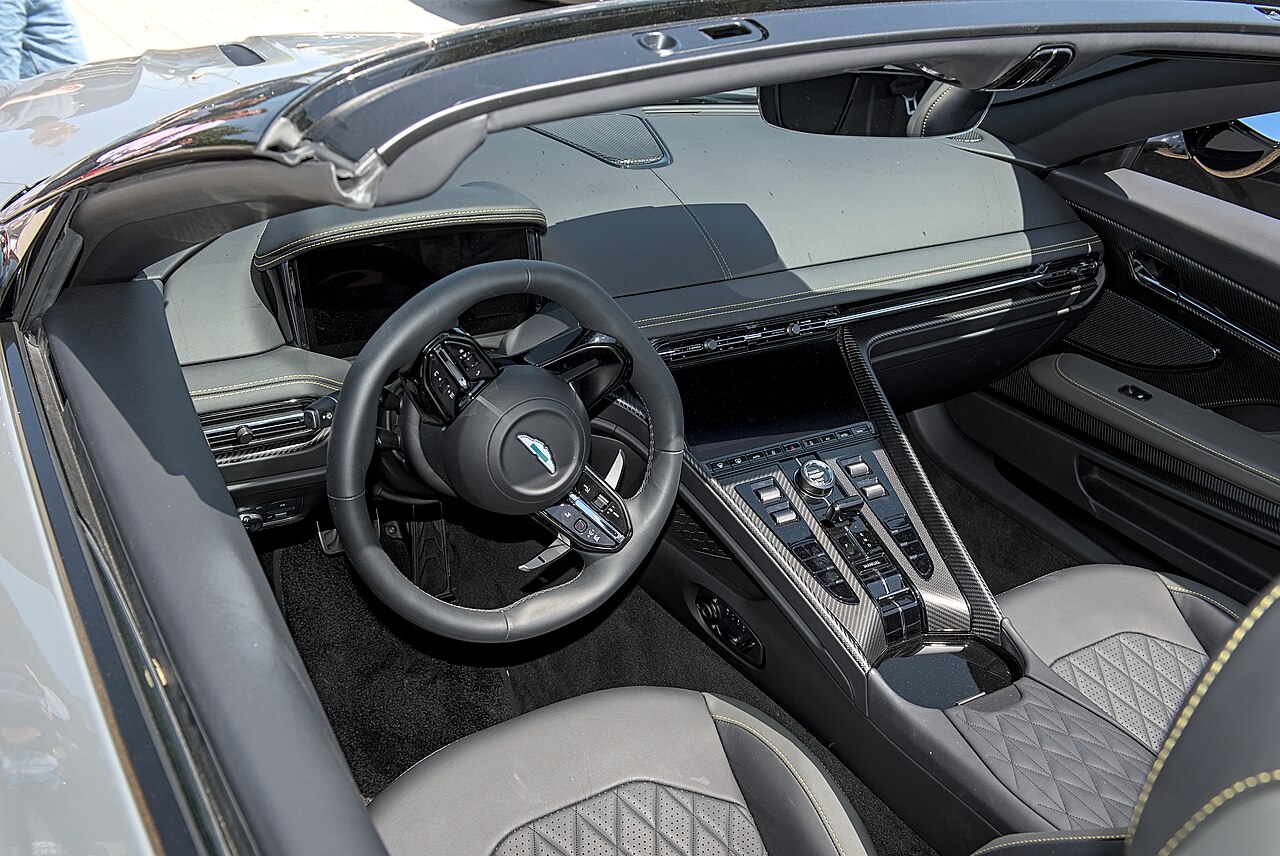 Aston Martin DB12 Volante (iç görünüm)