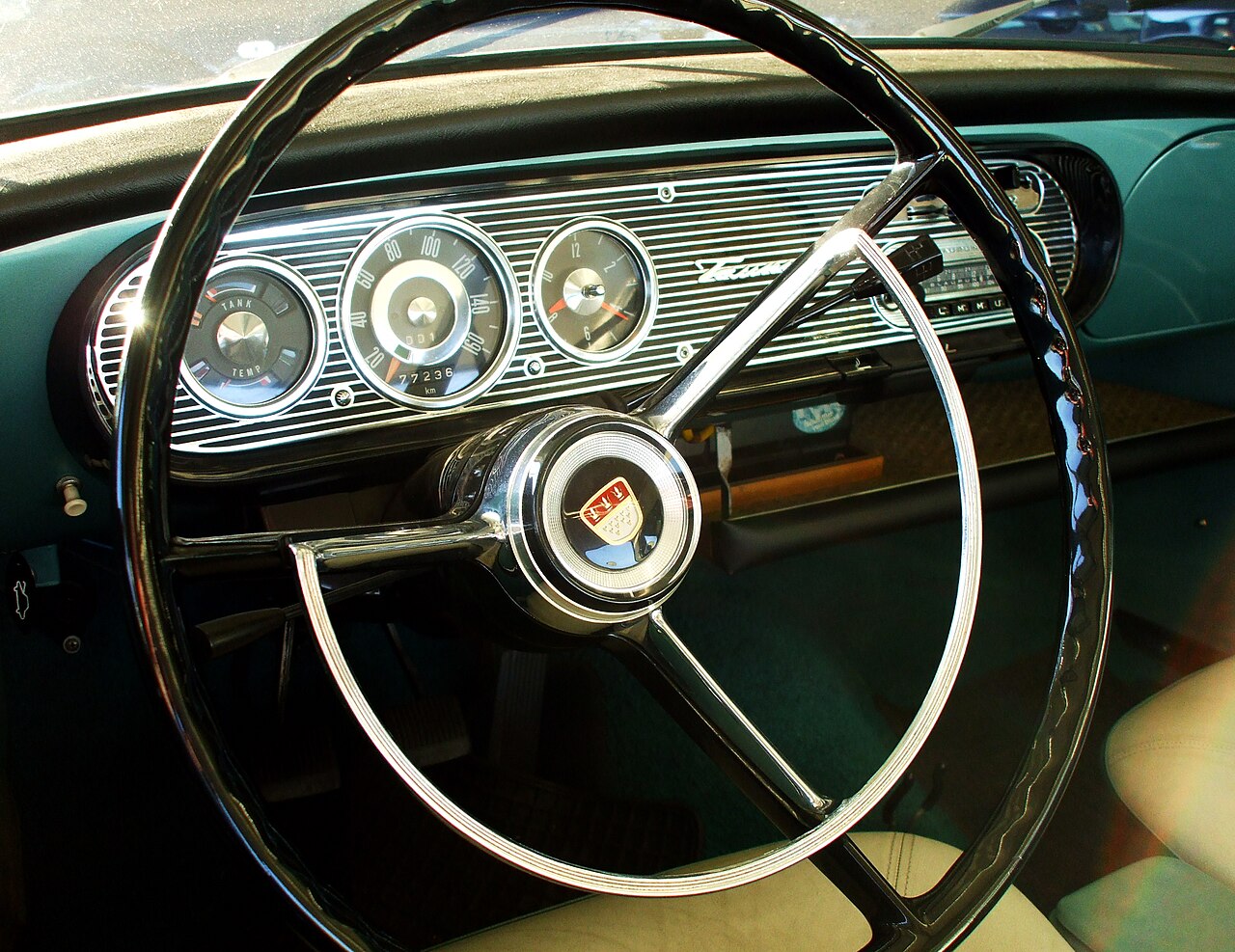 The instrument panel ahead of the driver and the radio both carried over the shape of an extended lozenge which dominated the shape of the car when viewed from outside.