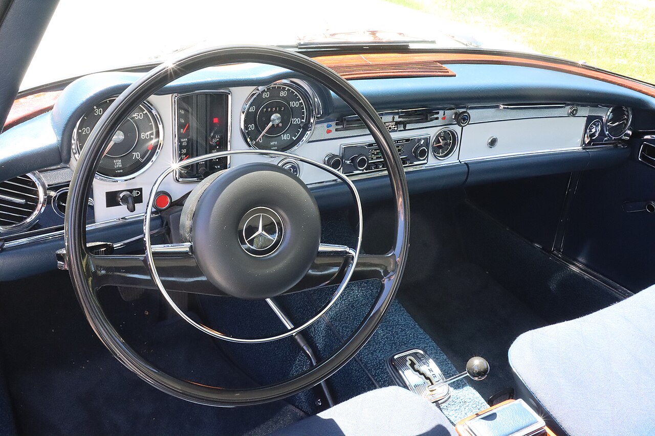 Açıklama: Mercedes-Benz 280 SL dashboard