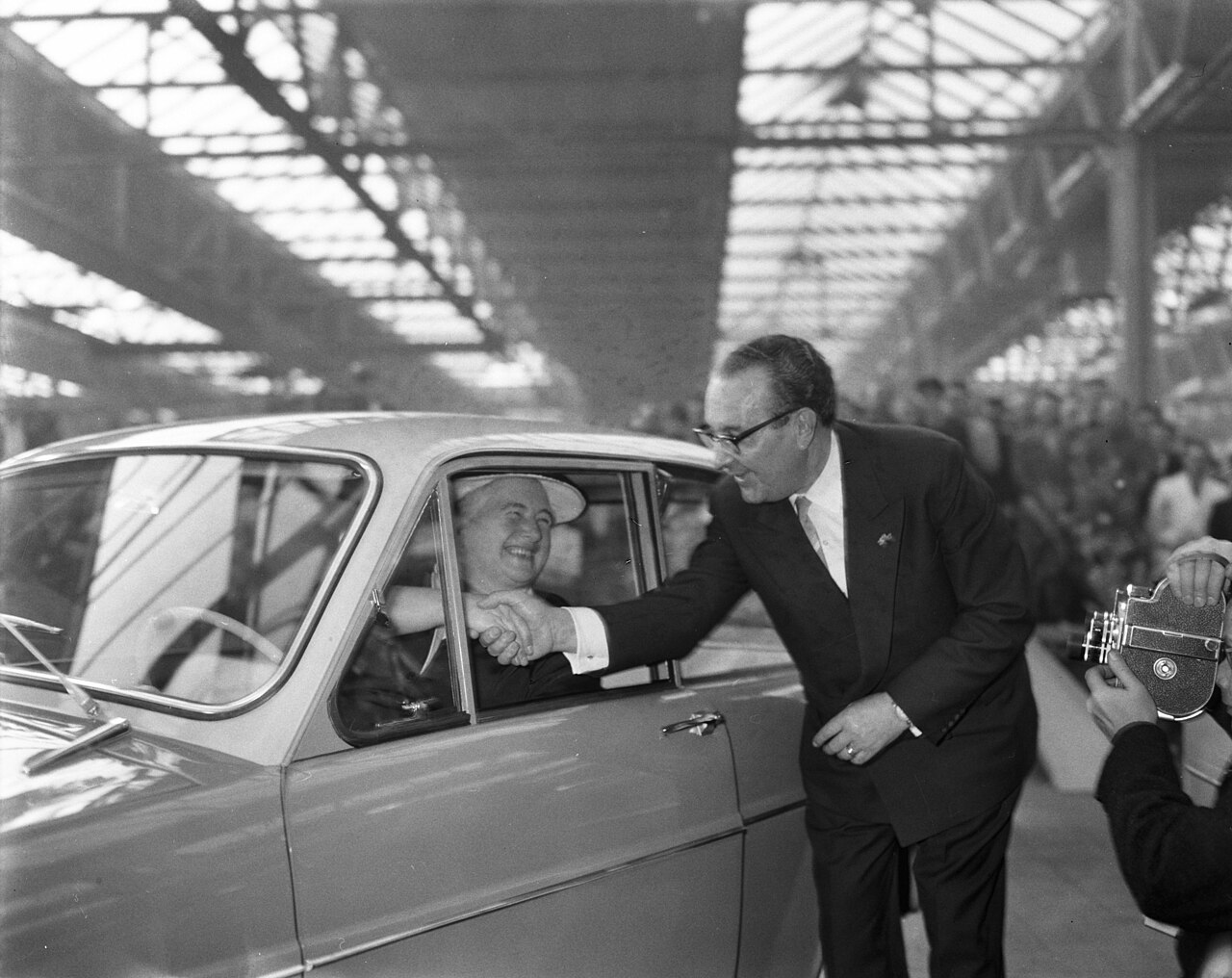 Mayor Truus Smulders-Beliën in one of the first DAF 600s