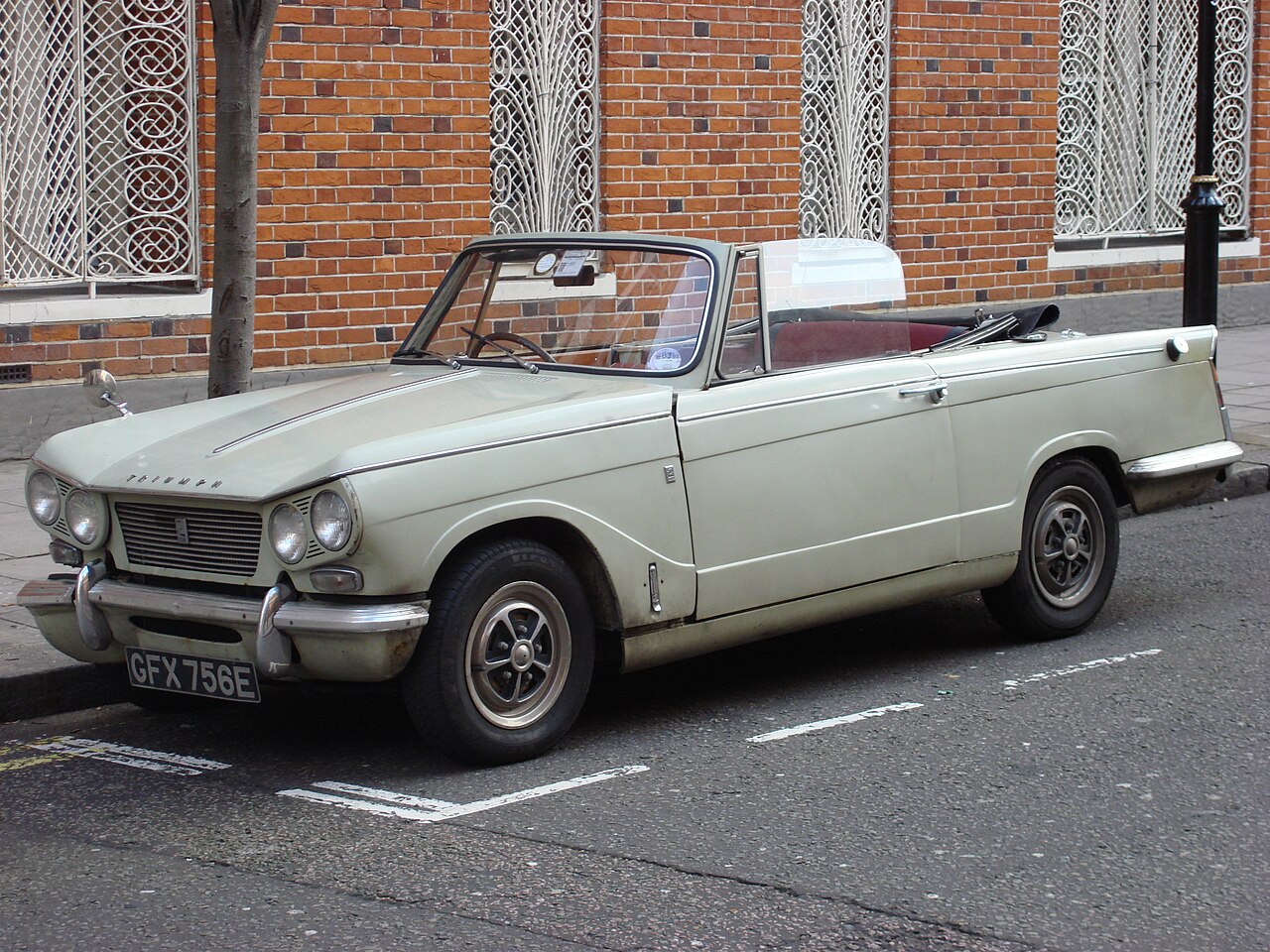 Açıklama: 1967 Cactus Green Triumph Vitesse 2-Litre convertible
