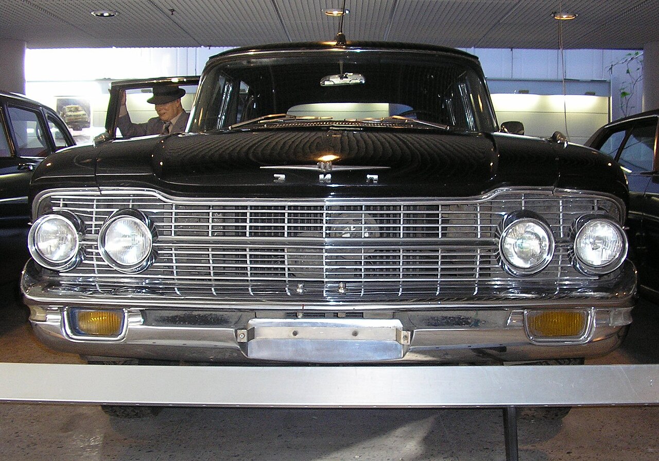 ZIL 111G, front