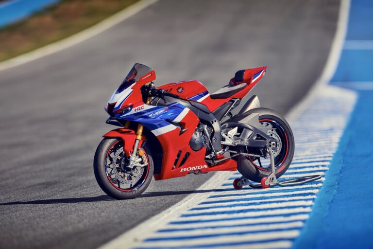 Honda'dan yeni e-clutch güncellemesi ve Fireblade SP geri dönüşü.