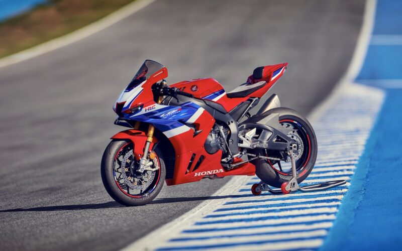 Honda'dan yeni e-clutch güncellemesi ve Fireblade SP geri dönüşü.