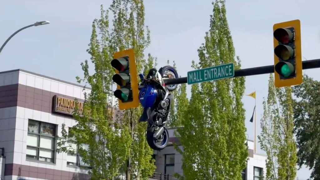 Vancouver'da Trafik Lambası Üzerine Asansörlenen Motosiklet Skandalı