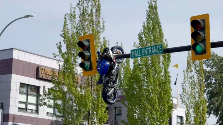 Vancouver'da Trafik Lambası Üzerine Asansörlenen Motosiklet Skandalı