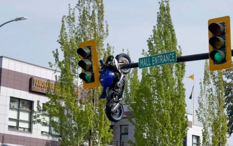 Vancouver'da Trafik Lambası Üzerine Asansörlenen Motosiklet Skandalı