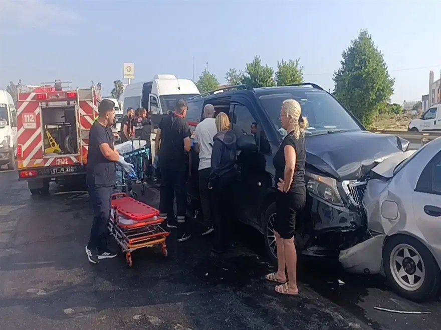 Antalya Manavgat'ta 6 araç birbirine girdi: Yaralılar var 2