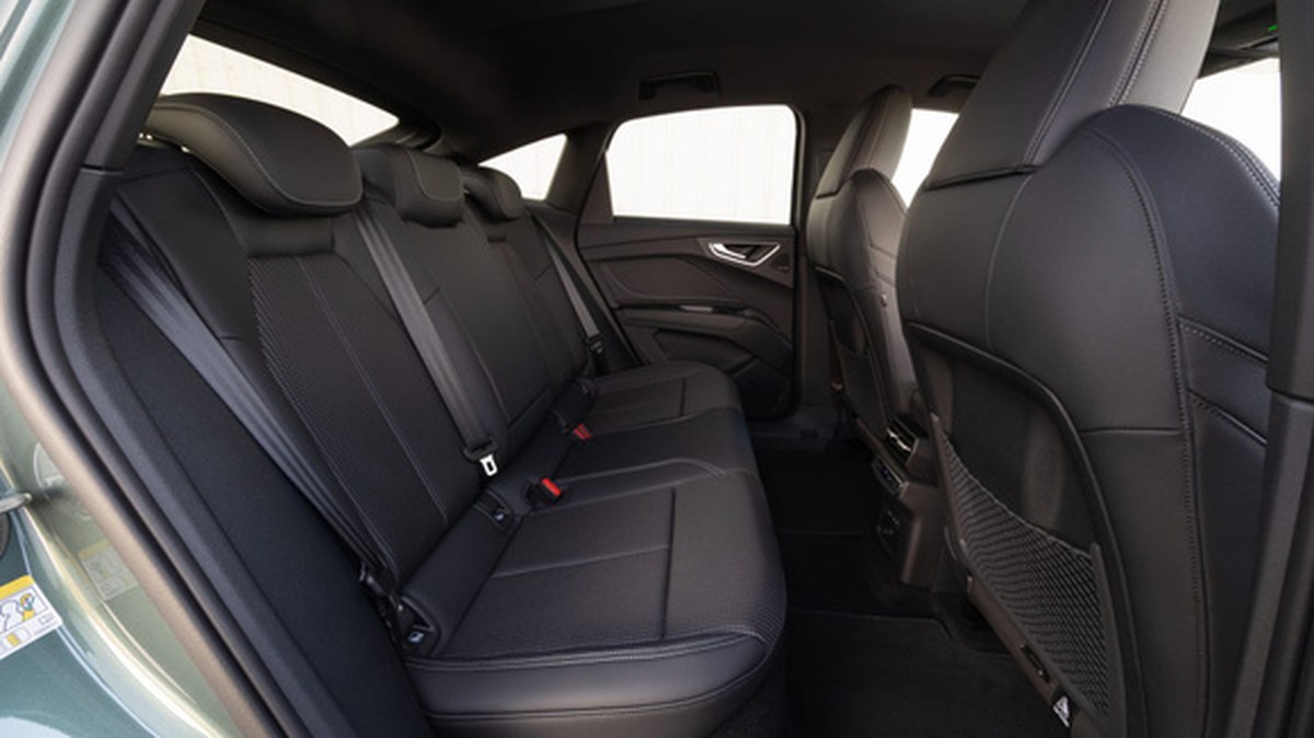 Les passagers arrière de l'Audi Q4 e-tron Sportback restylé dispose de beaucoup de places aux jambes. © Audi
