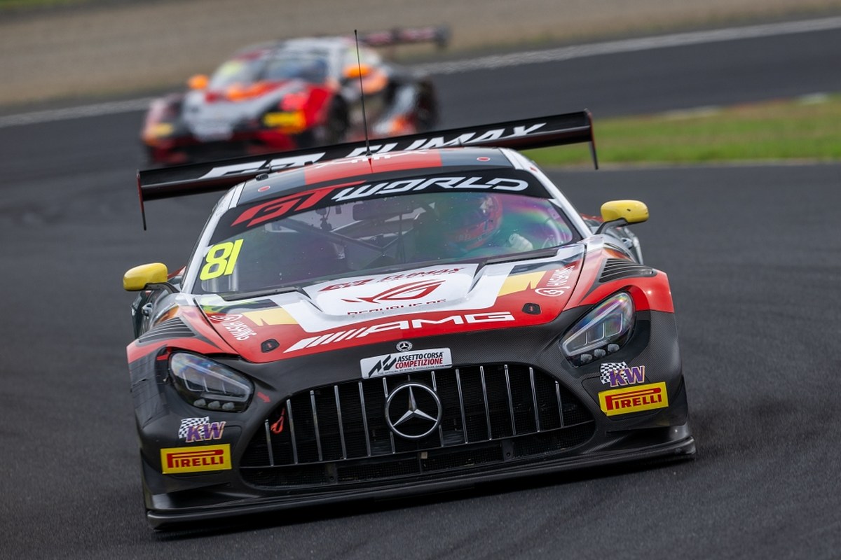 Okayama GT PowerTour'da Cuma gününe damga!