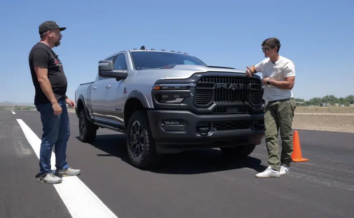 Ram Power Wagon with the Cummins HO vs Ram 2500 with the 6\.4\-liter HEMI V8 Ram Power Wagon with the Cummins HO vs Ram 2500 with the 6\.4\-liter HEMI V8