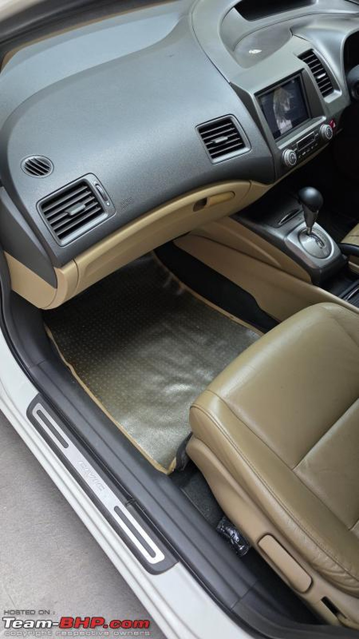 Honda Civic 8. Nesil Sürücü Koluna Montajlı Ses Kontrolleri ve Daha Fazlası