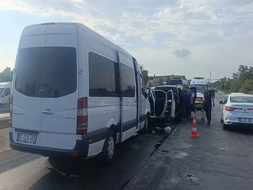 Antalya Manavgat'ta 6 araç birbirine girdi: Yaralılar var