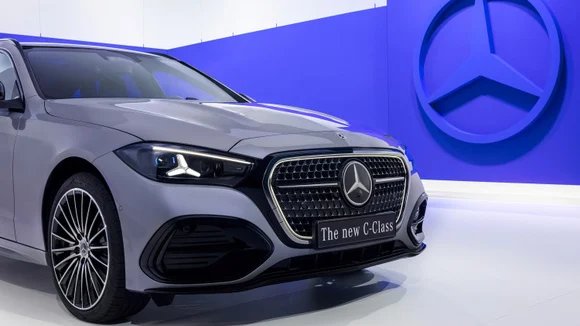 Le nouveau bouclier intégrant la calandre et les phares redessinés dans l’esprit du GLC et de la C électrique sont l’évolution la plus visible de la Classe C restylée. © Mercedes