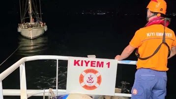 Çanakkale Boğazı'nda sürüklenen tekne kurtarıldı