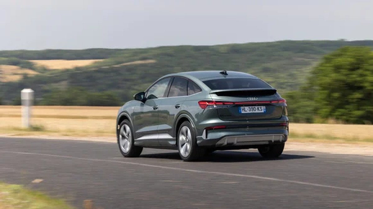 L'Audi Q4 e-tron Sportback restylé pèse logiquement plus de 2 tonnes mais reste agréable à conduire et il s'avachit pas dans les virages. © Audi