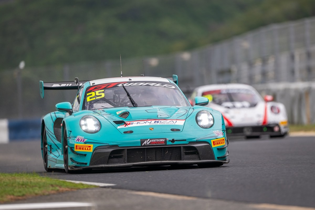 Okayama GT PowerTour'da Cuma gününe damga!