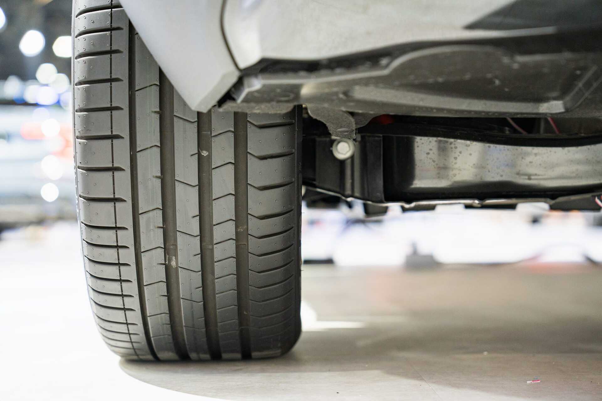 Car wheel with a rubber tire pattern Car wheel with a rubber tire pattern