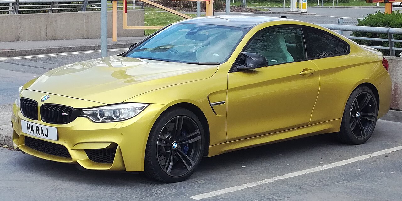BMW M4 CSL 2023
