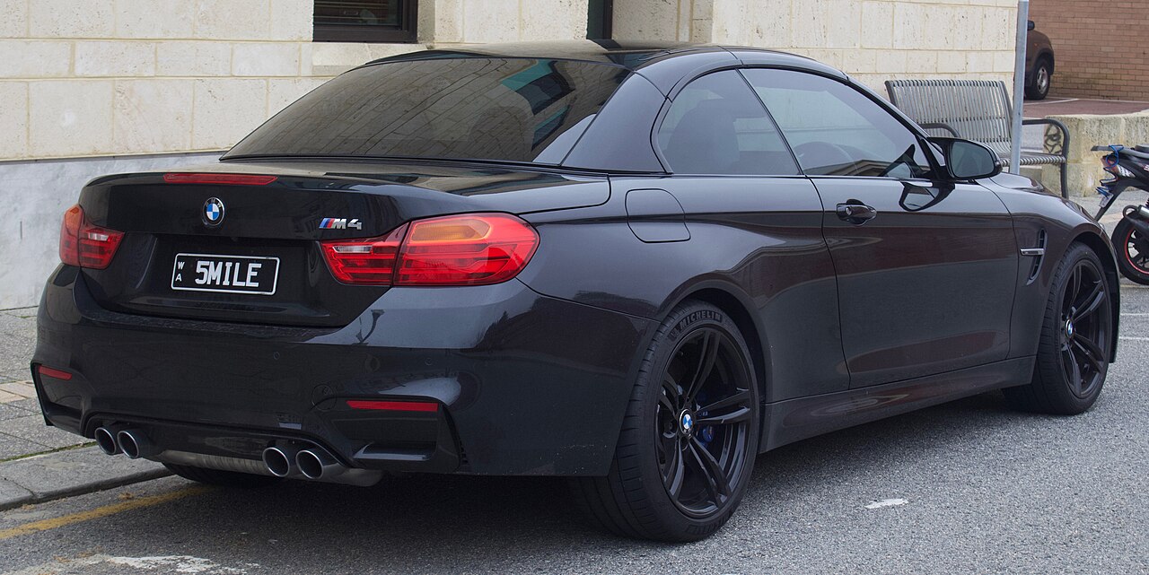 BMW M4 CSL 2023