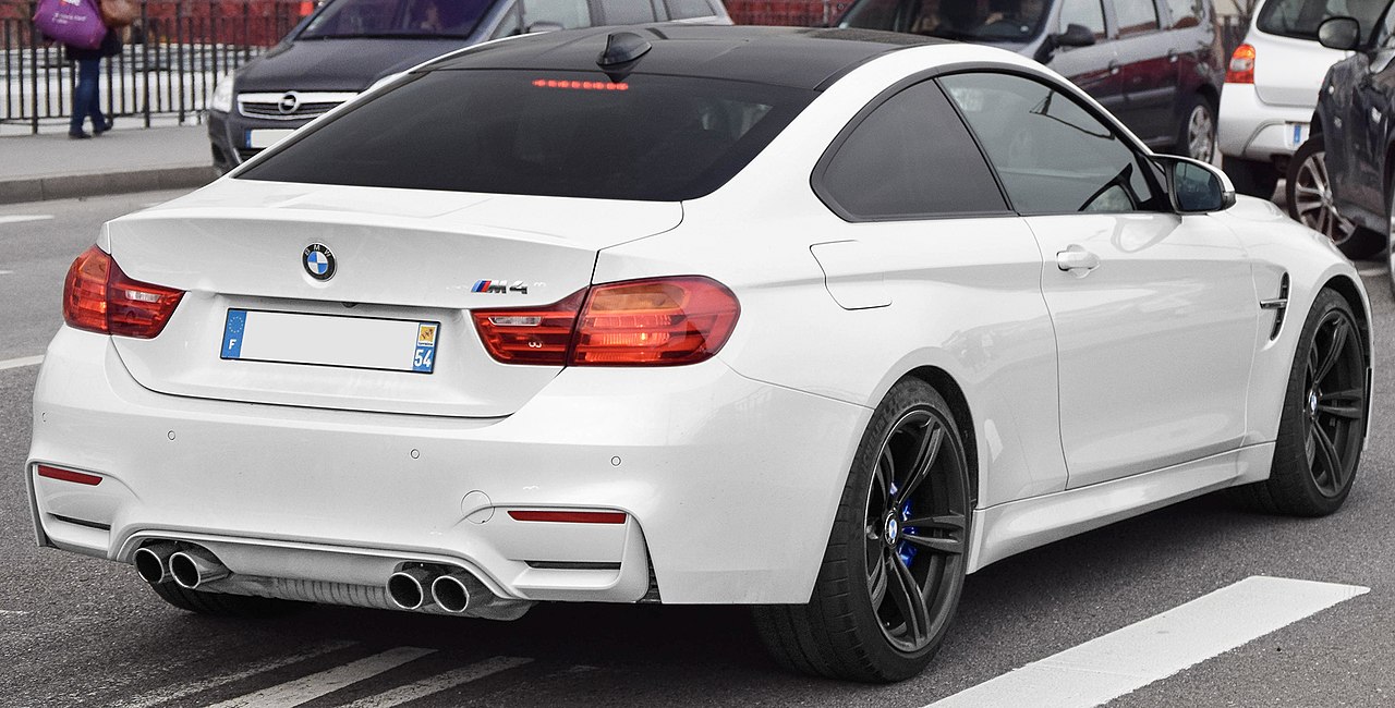 BMW M4 CSL 2023