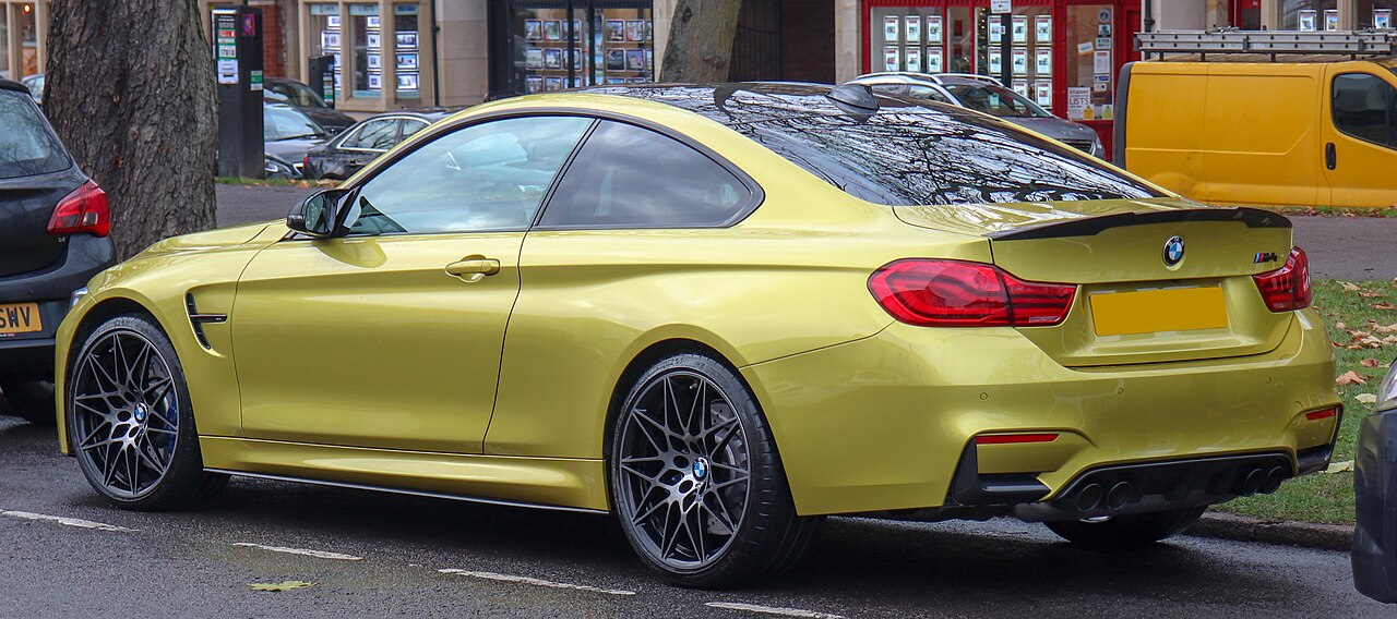 BMW M4 CSL 2023