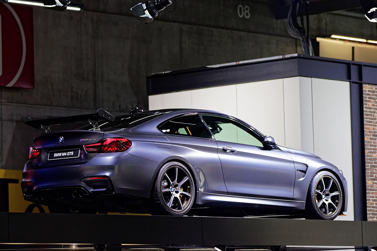 BMW M4 CSL 2023