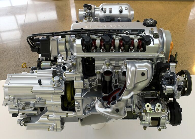 Çift eksantrikli DOHC VTEC silindir kapağı ve hidrolik kam kilit mekanizmasının sergilendiği orijinal motor ünitesi