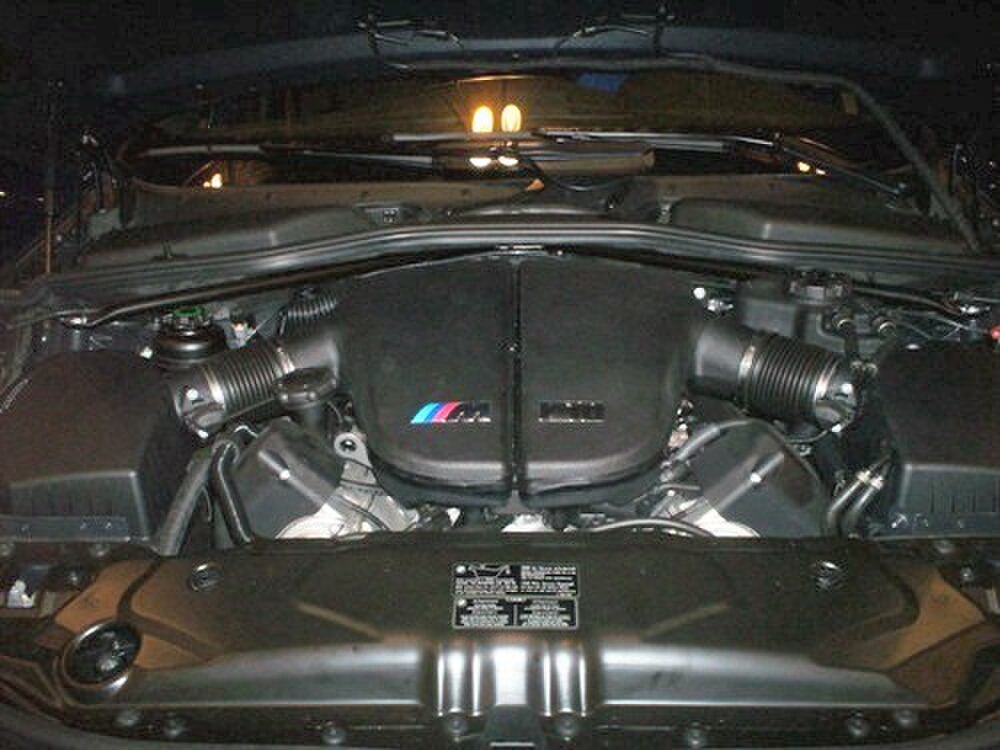 E60 M5 motor bölmesinde konumlandırılan S85 V10 güç ünitesi ve kuru karter yağlama rezervuarları