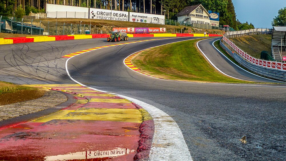 Spa-Francorchamps pistinin efsanevi Eau Rouge - Raidillon tırmanışındaki dikey kompresyon ve apeks açısı