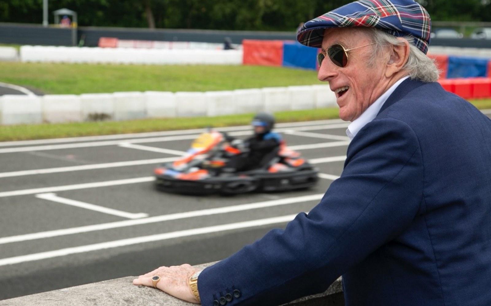 F1 Efsanesi Jackie Stewart, Fuji 6 Saat Yarışı’nda Onur Konuğu: MIYAVI’den Ulusal Marş Performansı