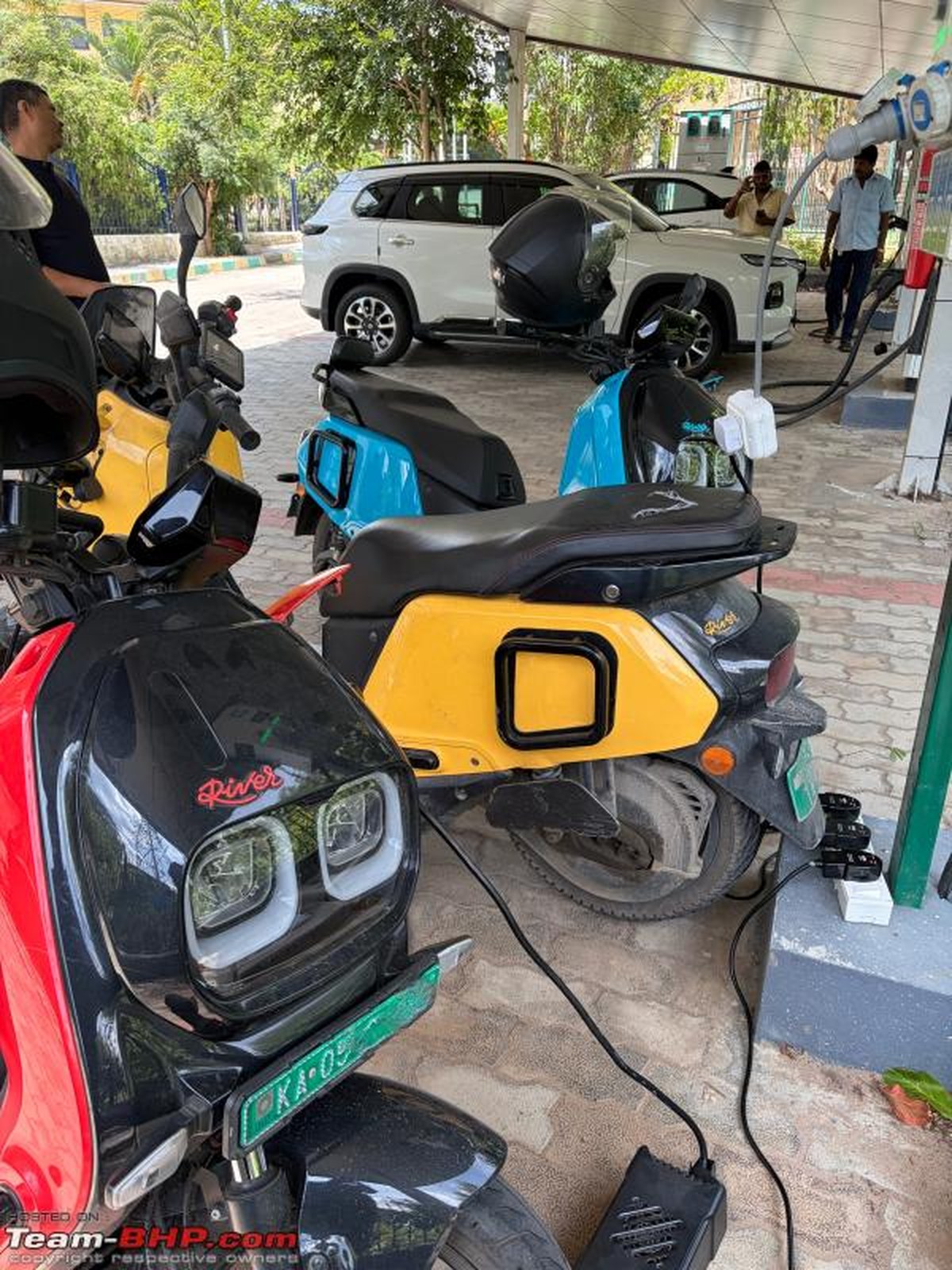 River Indie Elektrikli Scooter 20.000 Kilometreye Ulaştı: Bangalore'dan 115 Kilometrelik Grup Sürüşü