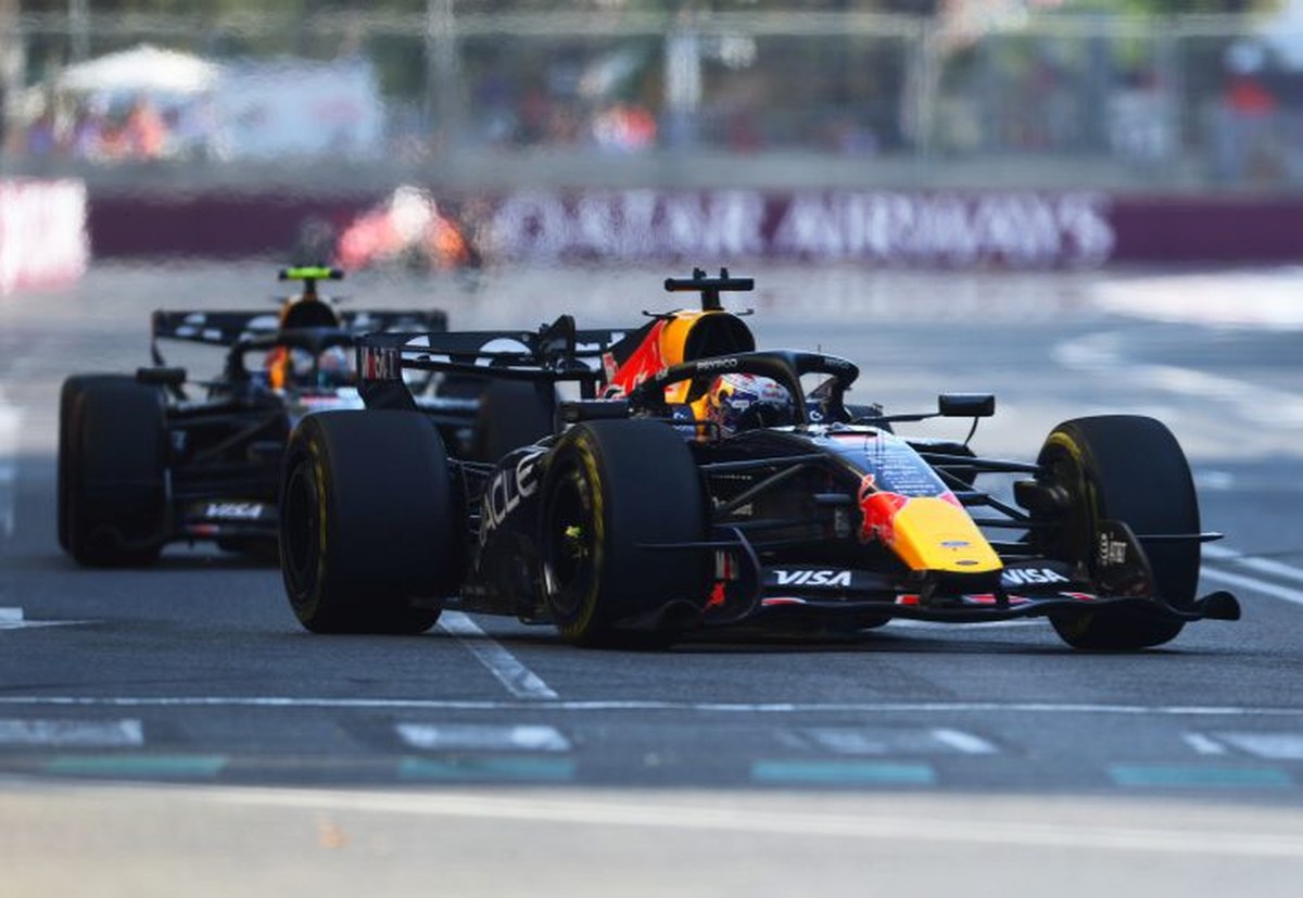 Mekies, Bakü'de uyguladığı "takım emri yok" yaklaşımını savundu: Verstappen, Russell'ın yalnızca 0,1