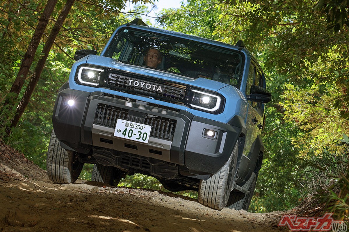 2026年5月に登場したトヨタ ランドクルーザーFJ。悪路への進入前に4WDモードに切り替え。同時にドライバーの心構えも切り替える「儀式」となる