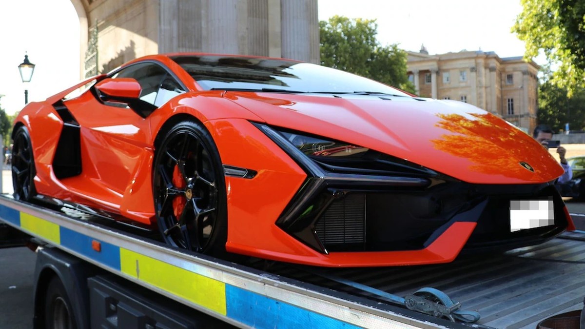 Lamborghini Revuelto London