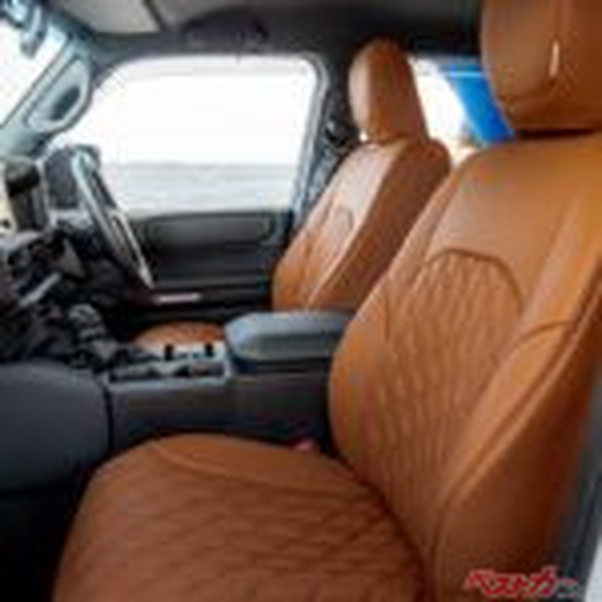 シートカバーに見えん!! 手入れもラクチン!! 光の陰影で本革級の質感を生むアストレアとは?