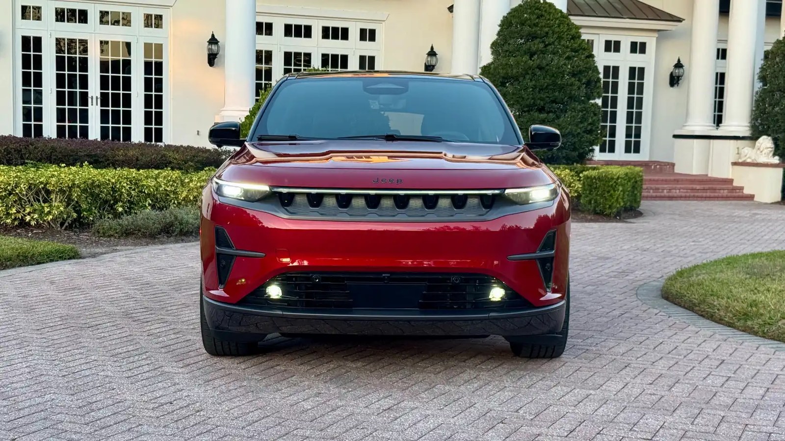 2025 Jeep Wagoneer S front