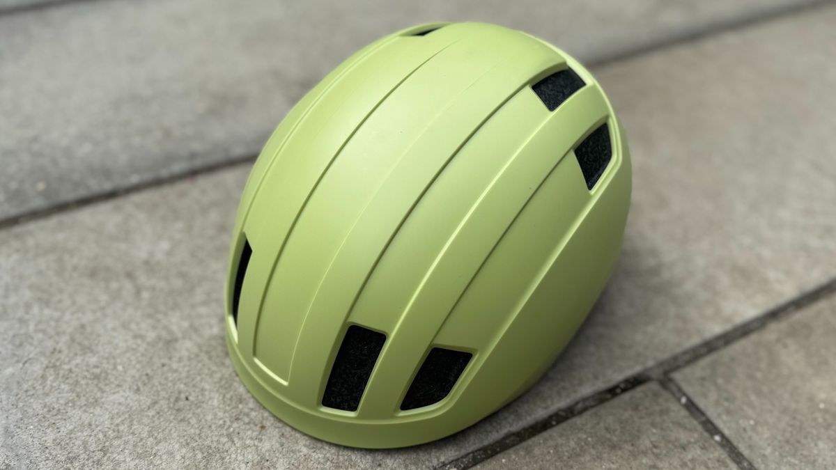 The Lazer Verde Kineticore helmet in Matte Lemongrass